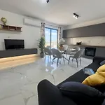 New 3 Bedroom St Paul With Pool By Mabeli * 세인트폴스베이